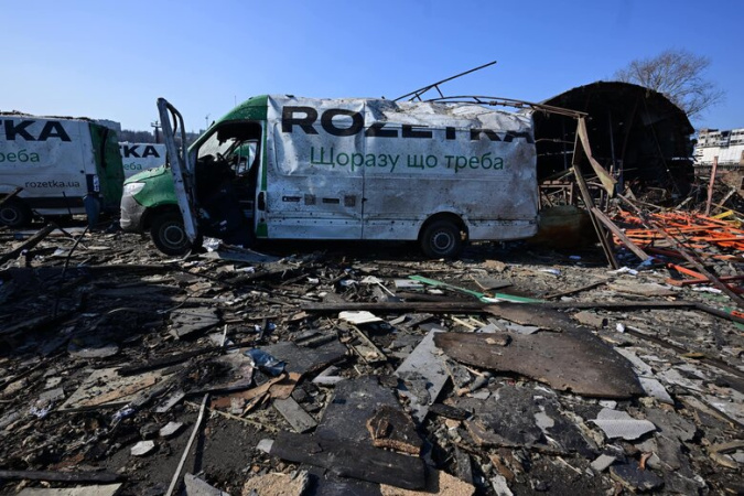 В результате утренней ракетной атаки россиян на Киев был поврежден склад онлайн-ритейлера Rozetka.