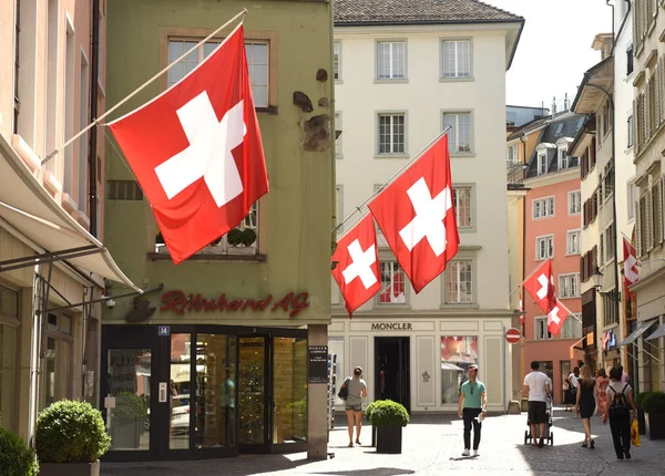 Национальный банк Швейцарии неожиданно снизил ключевую процентную ставку на 25 базисных пунктов — до 1,5%, это стало первым таким снижением с момента ослабления пандемии.