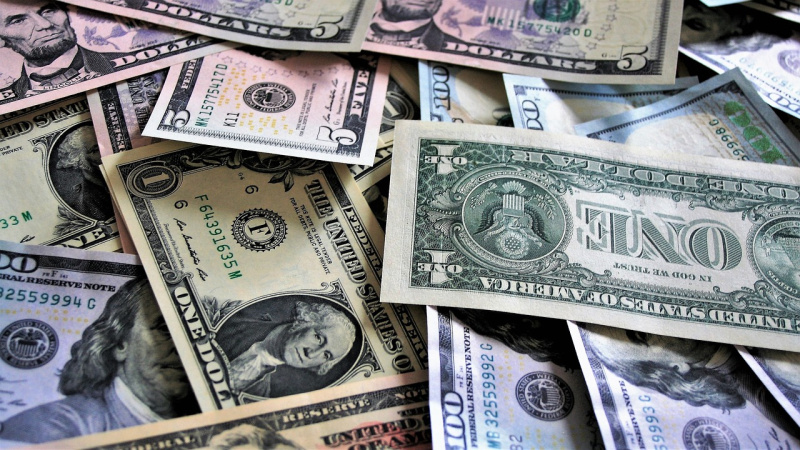К закрытию межбанка курс доллара упал на 16 копеек в покупке и продаже.