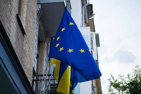 Постійні представники країн-членів Євросоюзу 27 березня досягли компромісу в питанні продовження спрощеного режиму торгівлі з Україною ще на один рік.