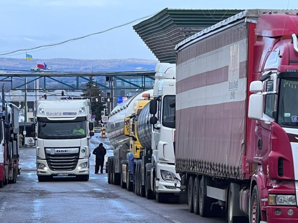 Станом на ранок 28 березня в чергах на пунктах пропуску з польським кордоном «Ягодин», «Рава-Руська», «Угринів» стоять майже 370 вантажівок.