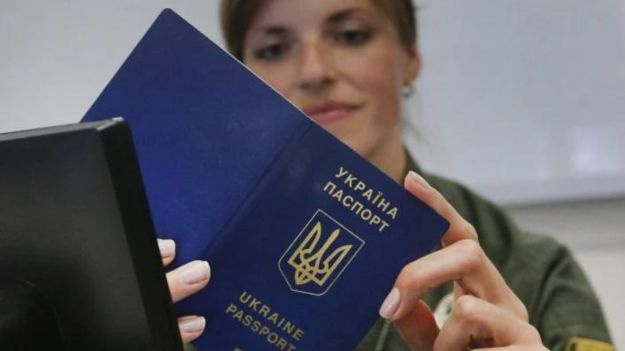 З 1 квітня оформлення закордонних паспортів подорожчає.