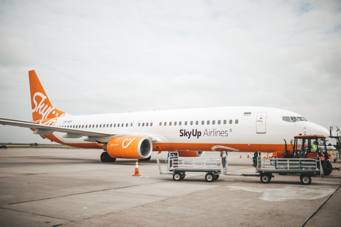 Украинская авиакомпания SkyUp подписала договор с венгерской Wizz Air, которая предусматривает привлечение трех самолетов SkyUp на условиях ACMI: вместе с командами и техническими специалистами.