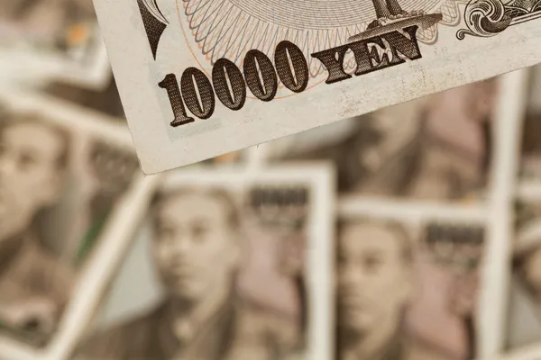 Японская национальная валюта — иена — ослабла, что подтолкнуло доллар к самому высокому уровню по отношению к ней с 1990 года, что делает вероятным интервенцию со стороны японских монетарных властей с целью поддержать иену, пишет Reuters.► Читайте страницу «Минфина» в фейсбуке: главные финансовые новостиДоллар укрепился за счет сильных экономических данных, которые сдвинули ожидаемые сроки первого снижения ставки ФРС с июня на сентябрь, а также эскалации напряженности на Ближнем Востоке.