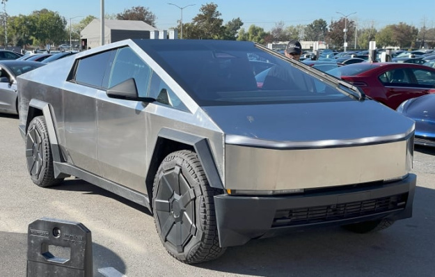 Tesla отзывает 3 878 электро автомобилей Cybertruck для замены накладки на педаль газа, которая может ослабнуть и застрять в обшивке салона.