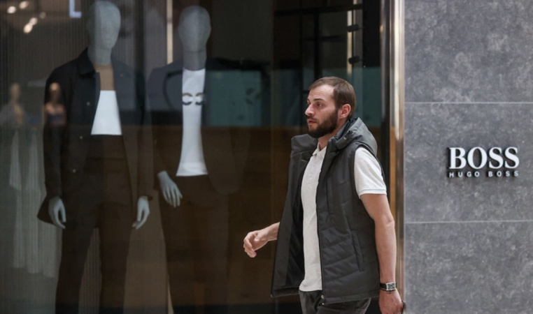 российская правительственная комиссия по продаже иностранных активов одобрила соглашение для немецкого дома моды Hugo Boss, дающего возможность продажи его российскому бизнесу ритейлеру Stockmann.