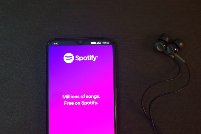 Шведський гігант потокового передавання музики Spotify оголосив про рекордний прибуток понад 1 млрд євро після року скорочення витрат і звільнення персоналу.
