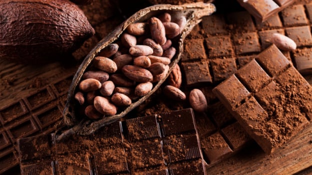 Котирування ф'ючерсів на какао-боби впали на чверть за останні два дні торгів після рекордного ралі з початку року, пише Bloomberg.► Читайте «Мінфін» у Instagram: головні новини про інвестиції та фінансиТорги на біржіФ'ючерси на какао-боби у Нью-Йорку під час торгів у вівторок дешевшають на 13% після обвалу на 16% у понеділок.