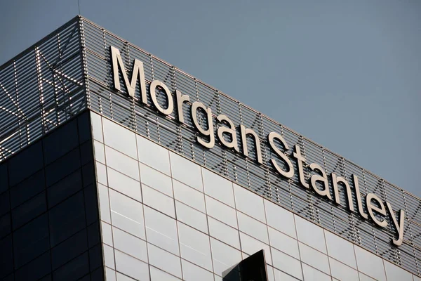 В інвестиційному банку Morgan Stanley впевнені: судячи з останніх макроекономічних даних, американська економіка поки що не здійснила «посадку», ні «жорстку», ні «м'яку», пише Business Insider.► Читайте телеграм-канал «Мінфіну»: головні фінансові новиниРекомендації інвесторамІнвесторам у таких умовах банк порекомендував вкладати кошти у так звані захисні активи, на кшталт споживчих товарів та комунальних послуг.