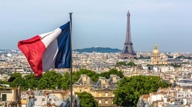 Франция привлекла рекордные 15 миллиардов евро иностранных инвестиций на форуме «Выбери Францию», который собрал около 180 руководителей компаний со всего мира и около 60 руководителей французского бизнеса в Версальском дворце в понедельник.
