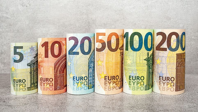 В розрізі валютної структури державного та гарантованого боргу часка євро становить 33,2%, а частка долара США — 26,3%.