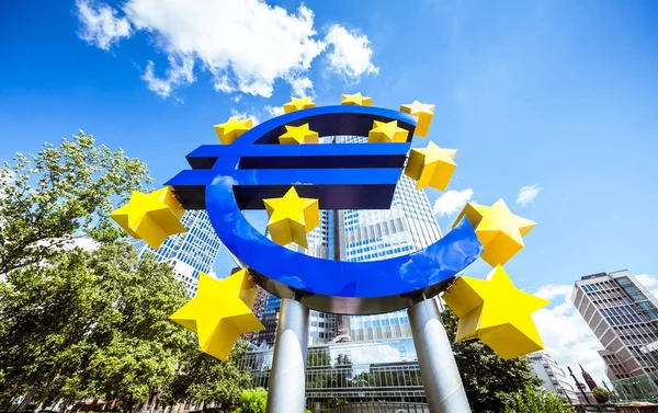 Европейский центробанк требует от банков зоны евро ускорить уход с российского рынка, сообщает Financial Times со ссылкой на источники, знакомые с ситуацией.