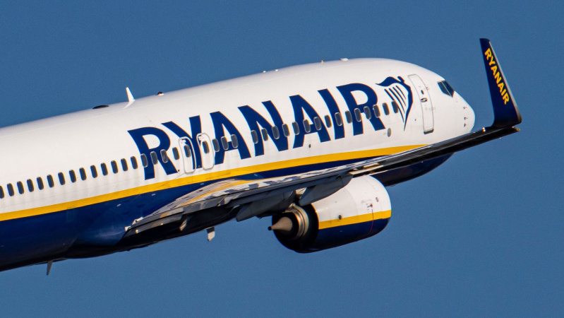 Крупнейшая авиакомпания Европы Ryanair объявила о своей лучшей годовой прибыли за всю историю работы компании, сообщает CNBC.►Подписывайтесь на страницу «Минфина» в фейсбуке: главные финансовые новостиАвиакомпания заявила, что ее прибыль за весь год после уплаты налогов увеличилась на 34% до 1,92 миллиарда евро (2,09 миллиарда долларов США).