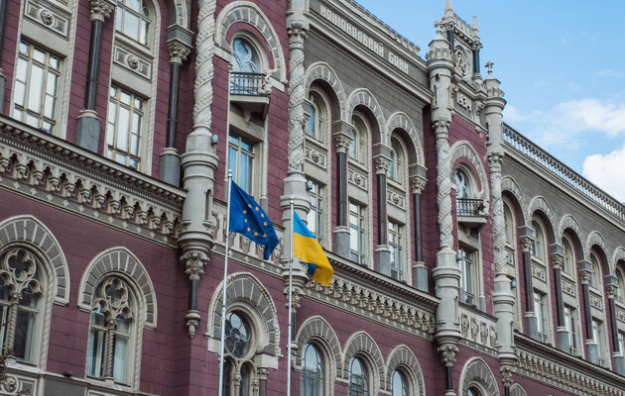 Мабуть, ніхто в Україні не має більше інформації про надійність національної валюти, банківської системи та боргових паперів, як керівники НБУ.