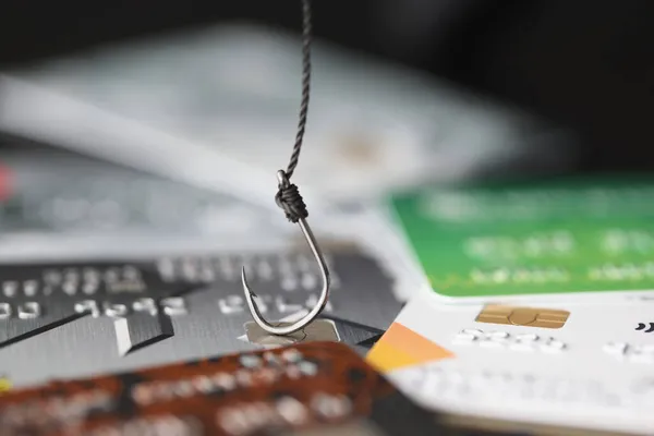 Почти 90% случаев карточного мошенничества связано с разглашением персональных данных пользователей.