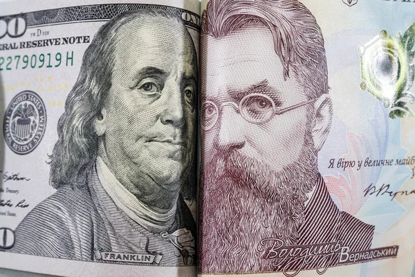 Національний банк України знову підвищив курс долара до гривні до історичного максимуму.