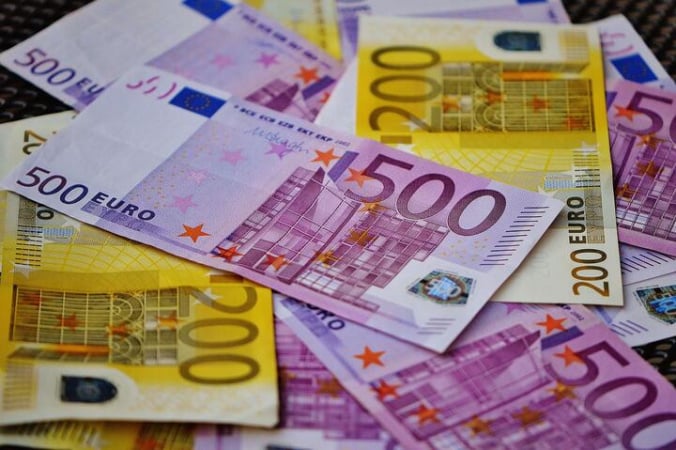 Курс гривні продовжує оновлювати історичні мінімуми у парах з доларом та євро.