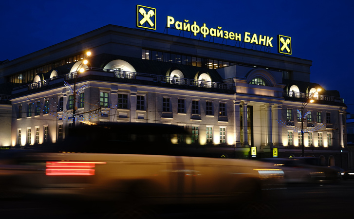 Російський підрозділ банку «Райффайзенбанк» заявив, що з 10 червня платежі в доларах через нього будуть недоступні для росіян через зміни вимог американських банків-кореспондентів, які здійснюють перекази.