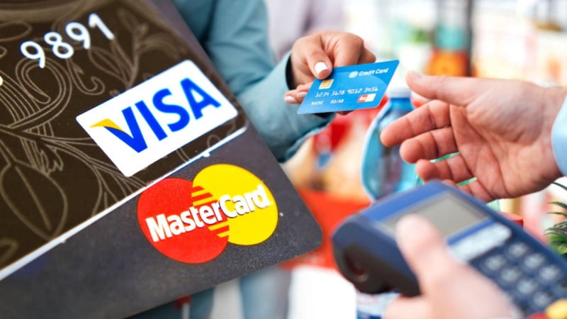 Visa та Mastercard, погодилися врегулювати судовий позов, поданий користувачами банкоматів, які звинуватили відповідачів в антиконкурентній поведінці через контроль над комісіями, що стягуються банкоматними мережами.