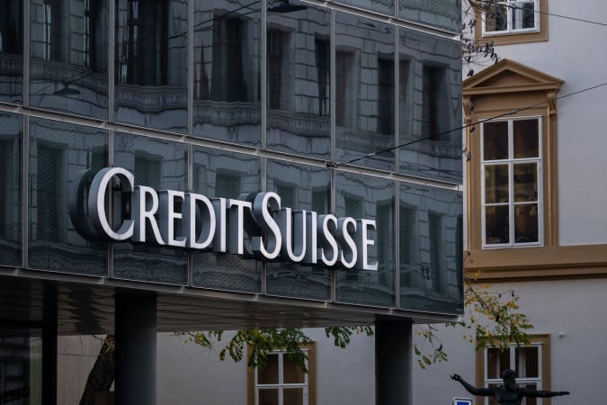 Группа обладателей облигаций Credit Suisse подала иск против властей Швейцарии, требуя полной компенсации за ее решение списать весь долг банка по облигациям дополнительного капитала первого уровня.
