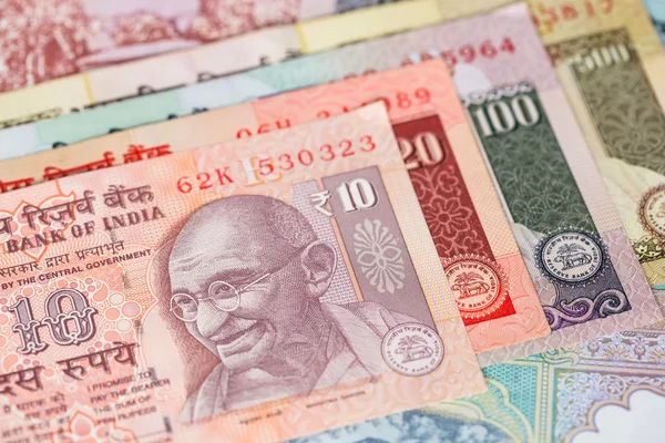 Индийская рупия выглядит наиболее привлекательным инструментом для проведения операций по схеме «кэрри трейд» (carry trade) — стратегии получения прибыли на валютном рынке за счёт разной величины процентных ставок.