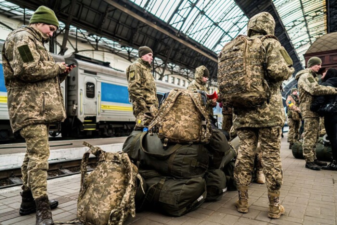 В умовах посилення мобілізації значна частина українців почала підтримувати дії проти поліцейський та військових, які її забезпечують.