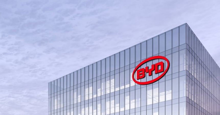 Компания Berkshire Hathaway Уоррена Баффета продала 1,3 миллиона акций китайского производителя электрокаров BYD за $39,8 миллиона.