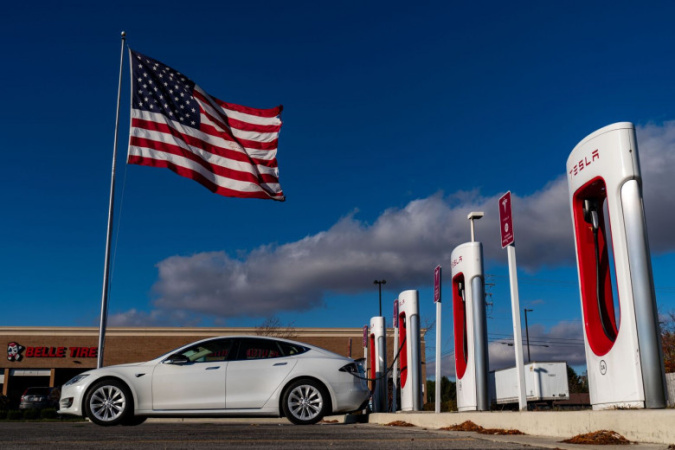 Продвижение электромобилей в США сталкивается с противоречиями правительства.