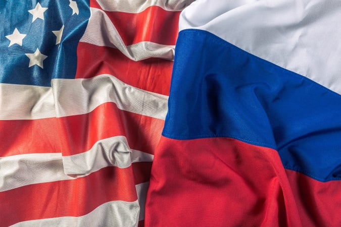 Соединенные Штаты закрывают российский визовый центр и лишают дипломатов россии налоговых привилегий.