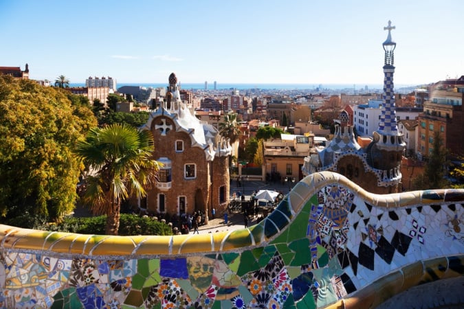 Власти испанского города Барселона, являющегося одним из самых популярных мест для отдыха, объявили, что до 2028 года запретят сдачу квартир в аренду туристам.