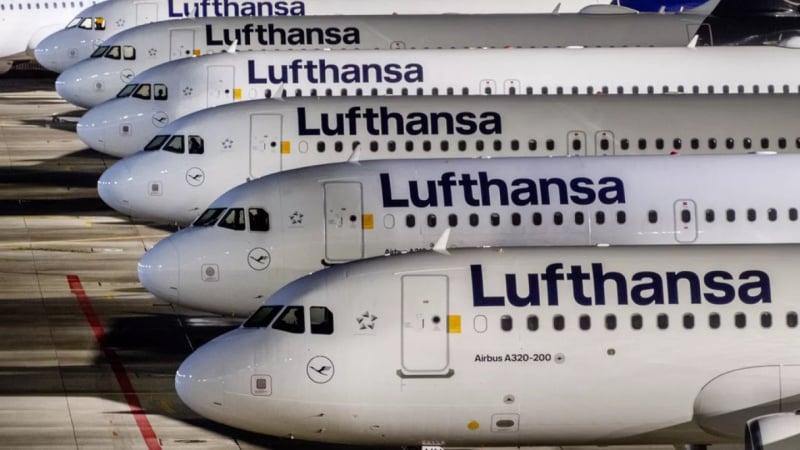 Авіакомпанії групи Lufthansa — найбільшого авіаперевізника в Європі - з 2025 року включатимуть доплату в розмірі до 72 євро за квиток, аби покрити витрати в межах нової системи квоти на шкідливі викиди в ЄС.