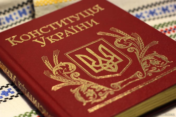 Конституция Украины позволяет властям во время военного положения существенно ограничивать права граждан.