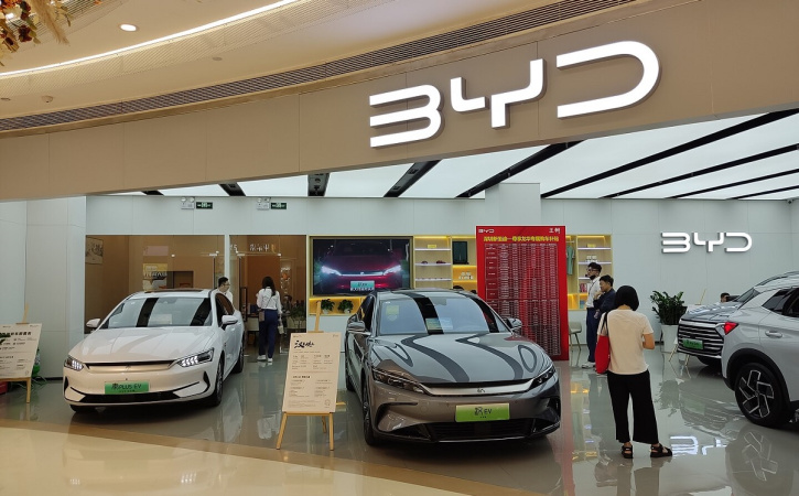 Китайський автогігант BYD повідомив про зростання продажів електромобілів у другому кварталі на 21%, скоротивши відставання від Tesla.