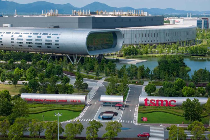 Рыночная стоимость Taiwan Semiconductor Manufacturing Company (TSMC) на торгах в понедельник в моменте поднималась до $1 трлн, установив новый рекорд.