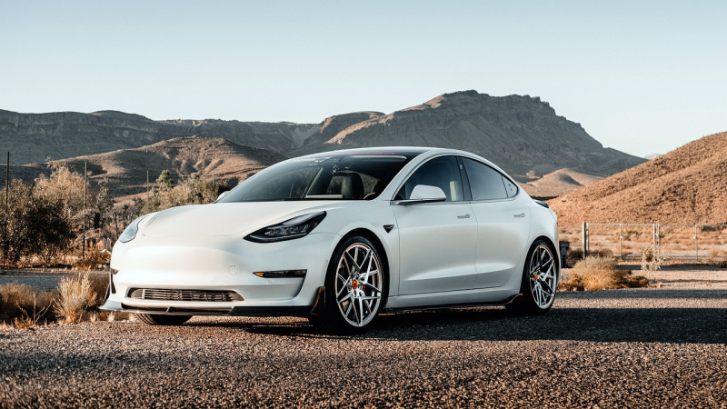 Tesla выпустила новый заднеприводный вариант своего электромобиля Model 3 с увеличенным запасом хода по цене на $5000 ниже, чем версия с полным приводом.