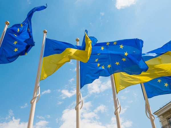 Єврокомісія надала позитивну оцінку першого регулярного платежу у розмірі близько 4,2 млрд євро за програмою Ukraine Facility, спрямованої на підтримку макрофінансової стабільності України та функціонування її державного управління.