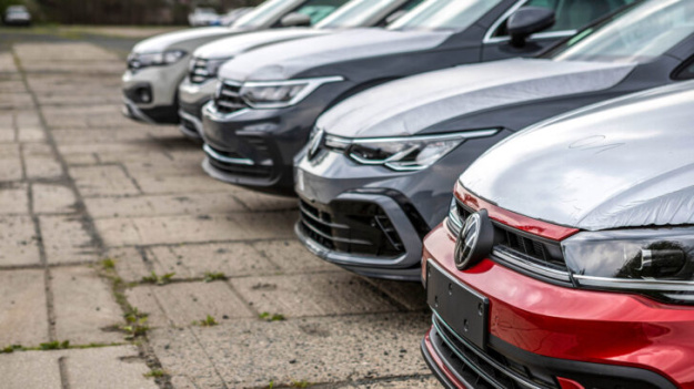 В Евросоюзе в июне продажи автомобилей выросли на 4,3% в годовом измерении, до 1,09 млн, сообщила Европейская ассоциация производителей автомобилей (ACEA).►Подписывайтесь на страницу «Минфина» в фейсбуке: главные финансовые новостиАвторынок оживаетВ Германии продажи увеличились на 6,1% и составили 280 139 машин, в Италии — на 15,1%, до 159 982 штук, в Испании — на 2,2%, до 103 357.