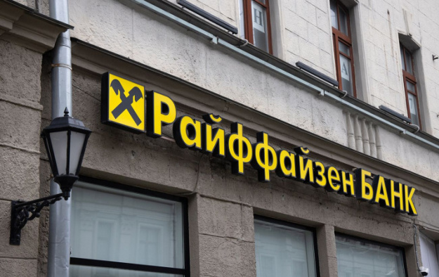 Австрійська банківська група Raiffeisen Bank International продовжує працювати над продажем чи виділенням російського дочірнього Райффайзенбанку.