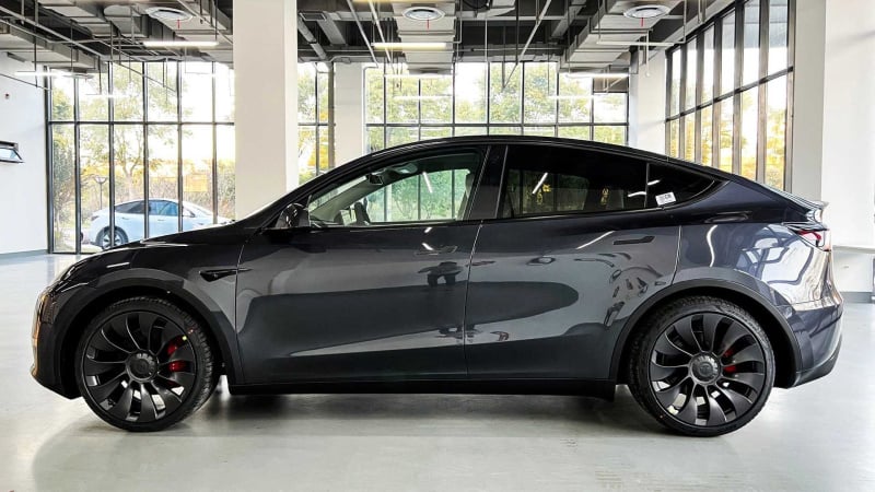 Американский автопроизводитель Tesla отзывает более 1,8 миллиона автомобилей из-за проблемы с капотом, которая может увеличить риск аварии.