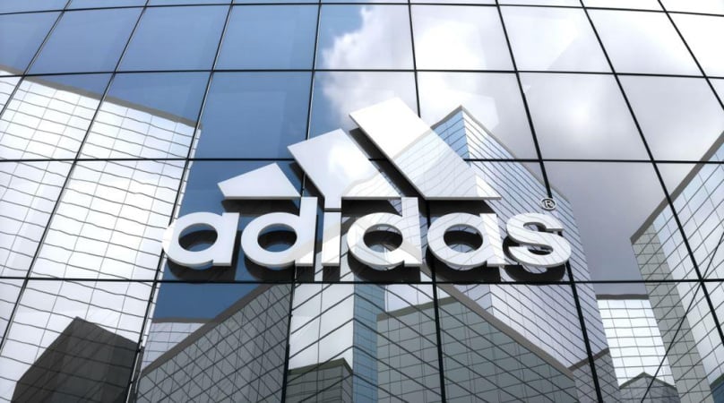 Компания Adidas сообщила, что ее выручка за второй квартал, полученная в североамериканском регионе (если не считать показателей Yeezy), увеличилась год к году.