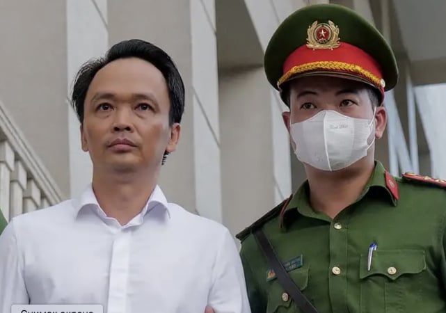 В понедельник Народный суд Ханоя приговорил к 21 году тюрьмы вьетнамскую авиакомпанию и магната недвижимости Тринь Ван Куйета.