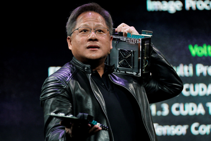 Генеральний директор Nvidia Дженсен Хуанг продав акції на рекордну суму у $323 мільйони у липні, перш ніж ринок впав.