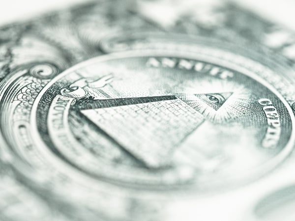К закрытию межбанка курс доллара упал на 10 копеек в покупке и продаже.