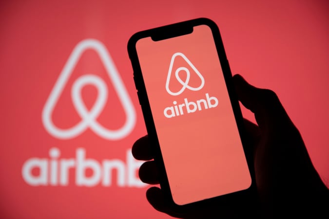 Акции Airbnb значительно упали, поскольку слабый прогноз сигнализирует о замедлении спроса на поездки.