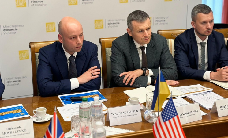 Министр финансов Украины Сергей Марченко и заместитель министра финансов по евроинтеграции Юрий Драганчук презентовали послам и представителям миссий стран-членов G7 в Украине свое видение и планы по дальнейшему внедрению реформы таможни.