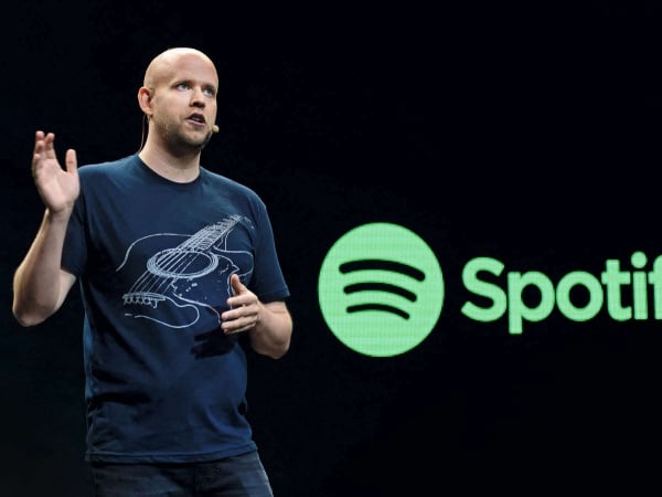 Артисты в Spotify получают примерно $0,003 за одно прослушивание песни, в то же время генеральный директор компании Даниэль Эк за прошлый год получил $345 миллионов.