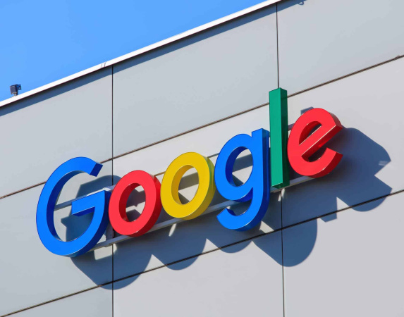 Після 7 років судових розглядів Google програв суд щодо штрафу на суму 2,42 мільярда євро ($2,7 мільярда), накладеного антимонопольними регуляторами ЄС, повідомляє Reuters, передає mezha.media.►Підписуйтесь на сторінку «Мінфіну» у фейсбуці: головні фінансові новиниУ 2017 році Європейська комісія оштрафувала найпопулярнішу у світі пошукову систему за використання власного сервісу порівняння цін для отримання несправедливої переваги над меншими європейськими конкурентами.