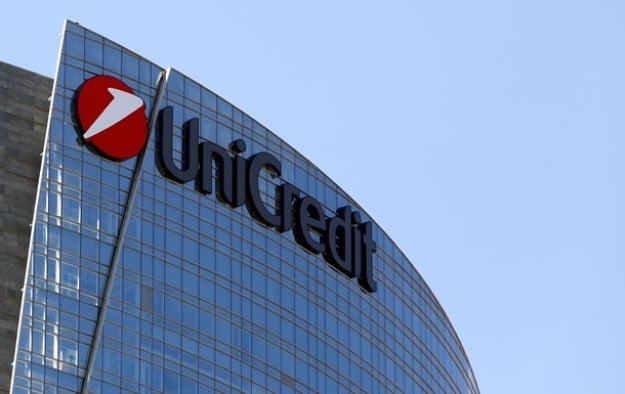 Італійський UniCredit планує найближчими днями подати заявку до Європейського центрального банку на отримання дозволу на збільшення частки в Commerzbank до 30%, повідомляє Bloomberg з посиланням на джерело.► Читайте сторінку «Мінфіна» у фейсбуці: головні фінансові новиниЩо це означаєЯкщо він отримає такий дозвіл від ЄЦБ, то, згідно із законодавством ФРН, UniCredit буде зобов'язаний зробити пропозицію щодо купівлі Commerzbank.