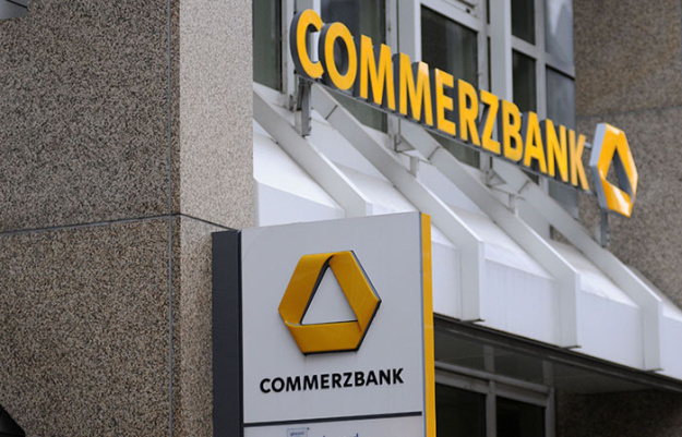 Уряд Німеччини вирішив більше не продавати акції Commerzbank AG у найближчому майбутньому, заявило німецьке фінансове агентство.► Підписуйтесь на телеграм-канал «Мінфіна»: головні фінансові новиниЩо відомоРаніше у вересні уряд почав скорочувати частку в Commerzbank, якою володіє з часів фінансової кризи 2008 року, продавши 4,5% акцій банку італійському UniCredit.