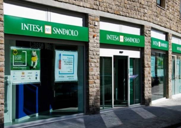 Італійський банк Intesa Sanpaolo став найбільшим банком у Європейському Союзі за ринковою вартістю, вперше обігнавши іспанську Banco Santander, пише Bloomberg.► Читайте сторінку «Мінфіну» у фейсбуці: головні фінансові новиниЩо вплинулоЦе сталося завдяки зростанню вартості акцій Intesa у 2024 році, що дозволило їй досягти ринкової капіталізації у 69,6 млрд євро ($77,1 млрд).